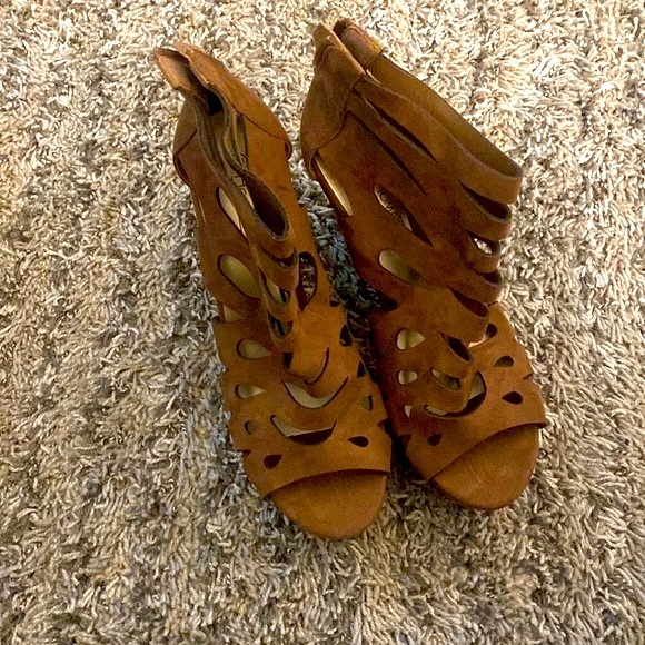 Hot Tomato Brown Wedges - 9 - Picture 3 of 4